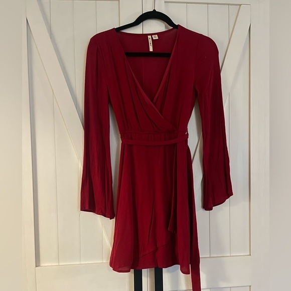 Dark red tie waist dress with Flowy sleeves‎ by Miami - Picture 3 of 4